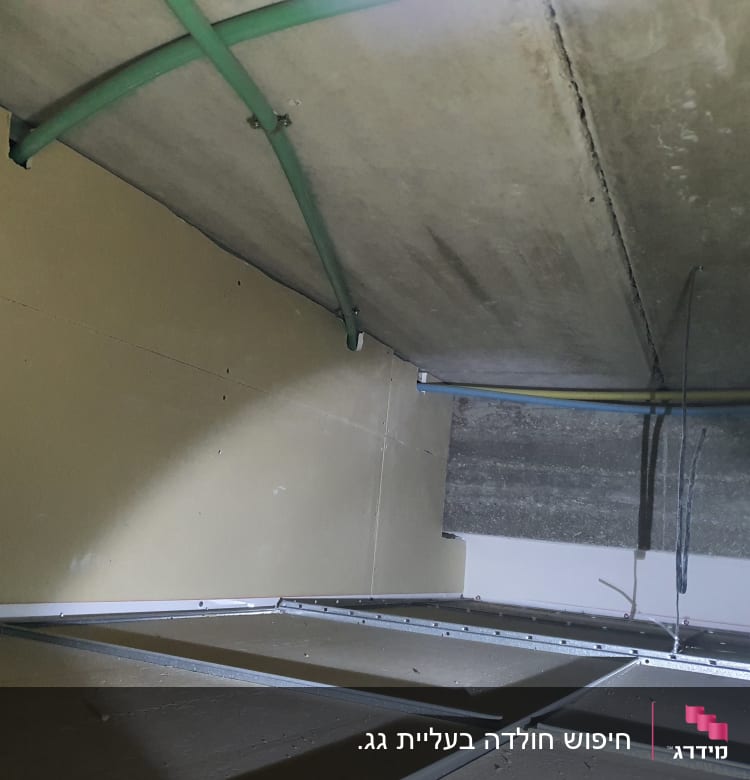 תקרה עם צינורות ירוקים וחוטים חשמליים